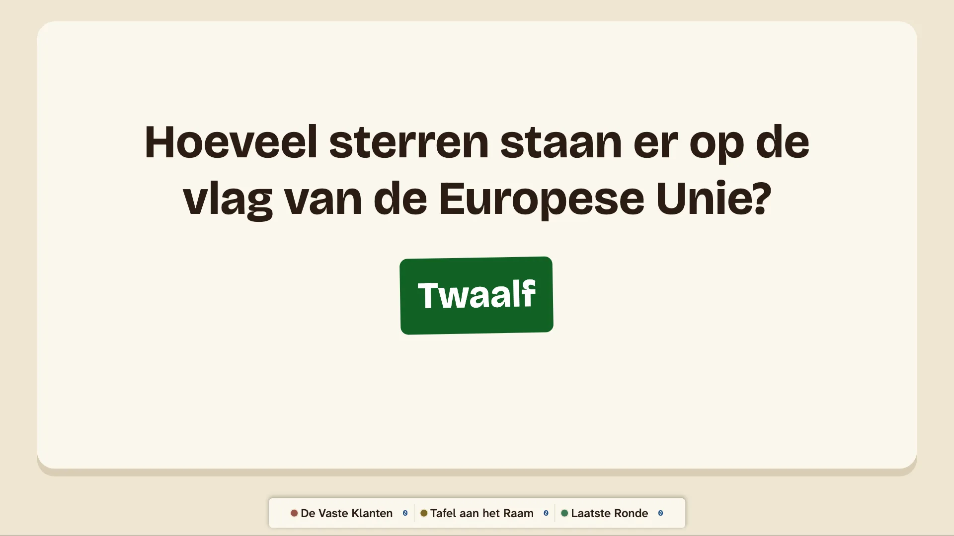 De tv van het café met een vraag en het antwoord erbij: twaalf sterren op de Europese vlag.