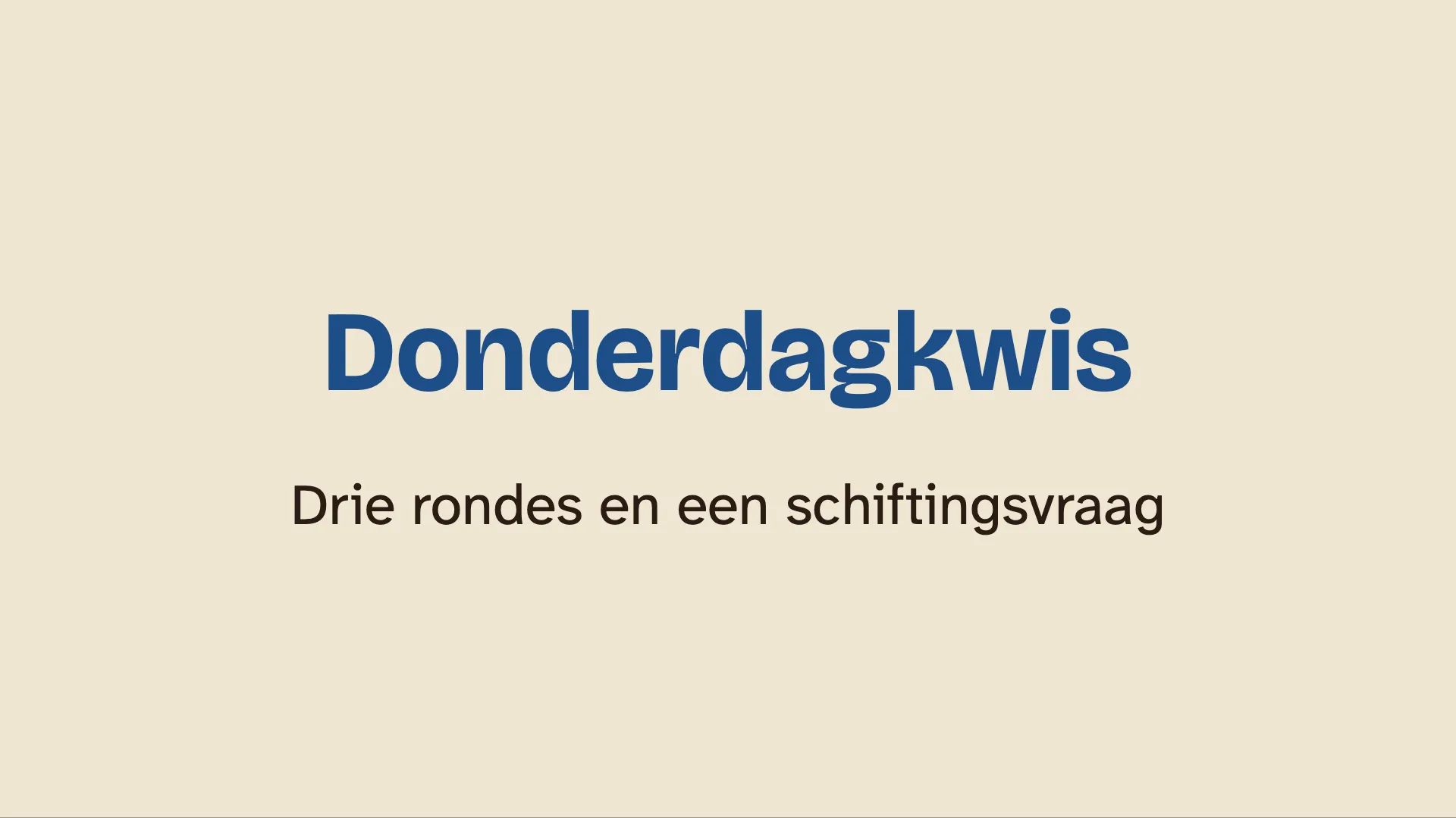 De tv van het café met de titelkaart van de quiz, Donderdagkwis.