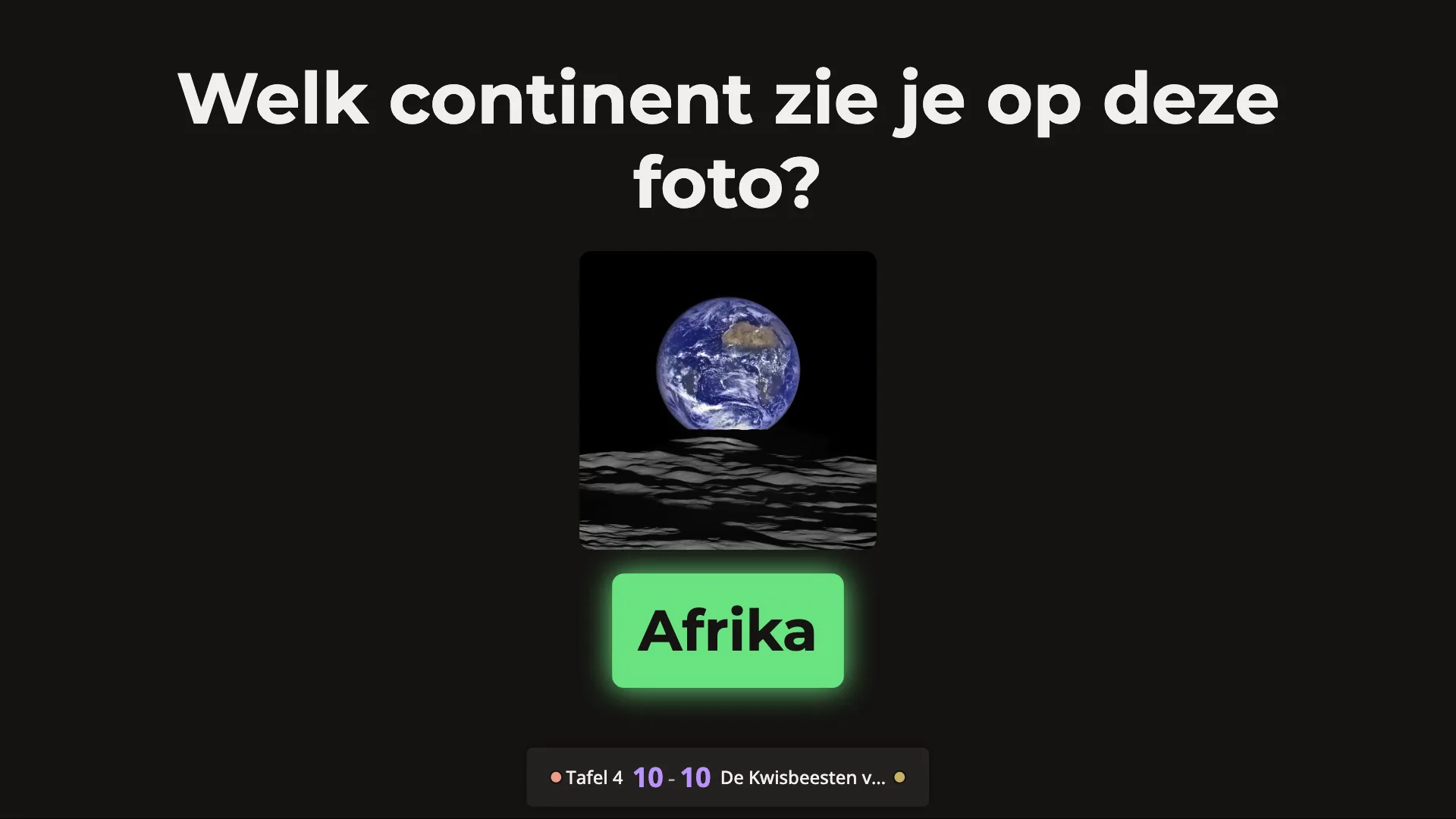 Op de tv staat de foto van de aarde, met eronder het antwoord Afrika in het groen.