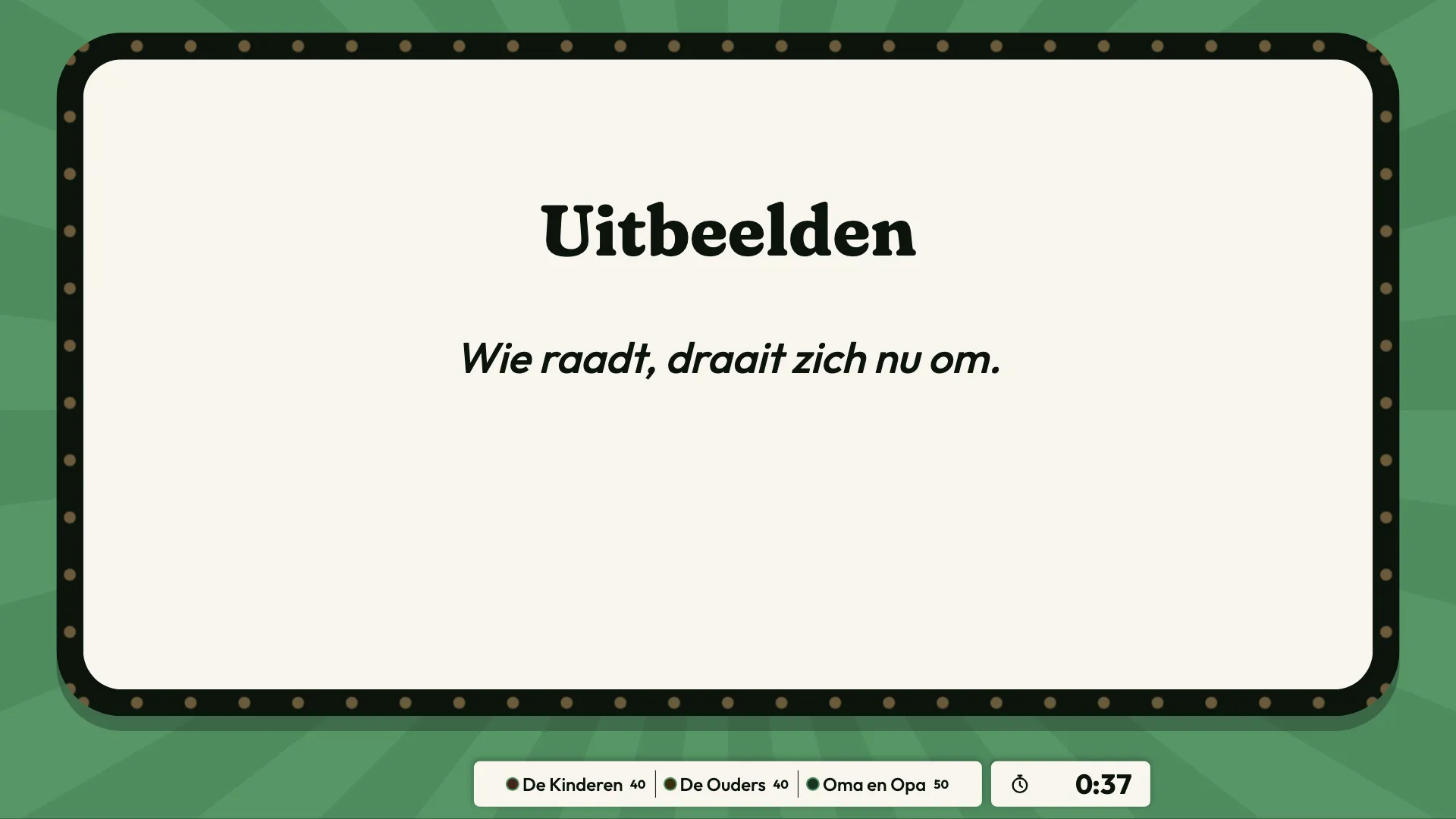 De tv met Uitbeelden en de klok die de minuut aftelt; het geheim staat er niet op.